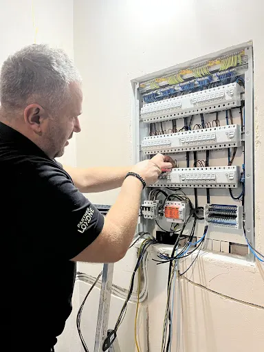 Electric System Tomasz Wesołowski